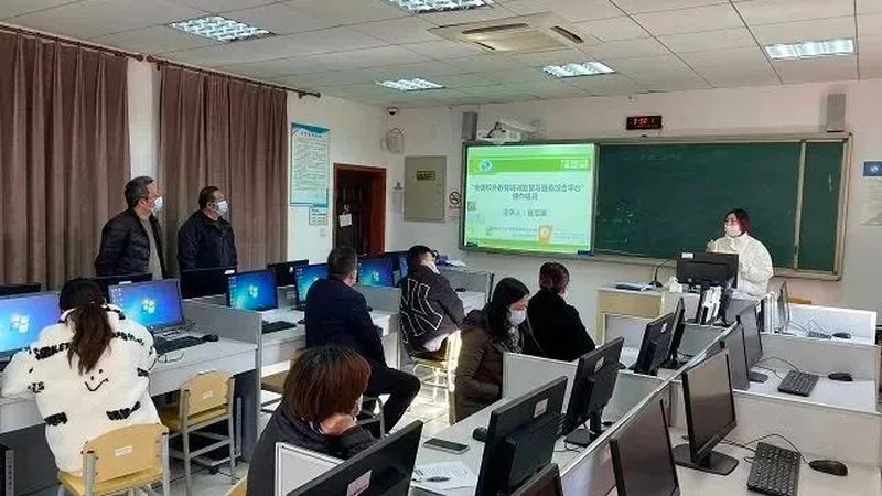 线上与线下考研培训费用解析：背后的逻辑与选择
