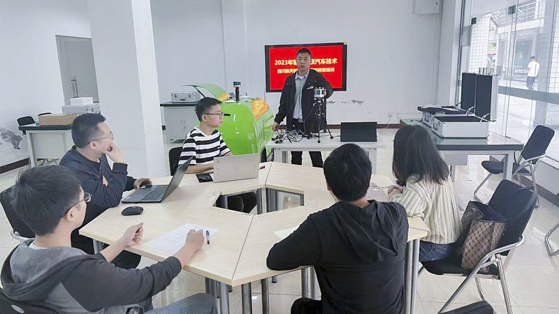 2025年成人学历落户政策解析：机遇与挑战并存