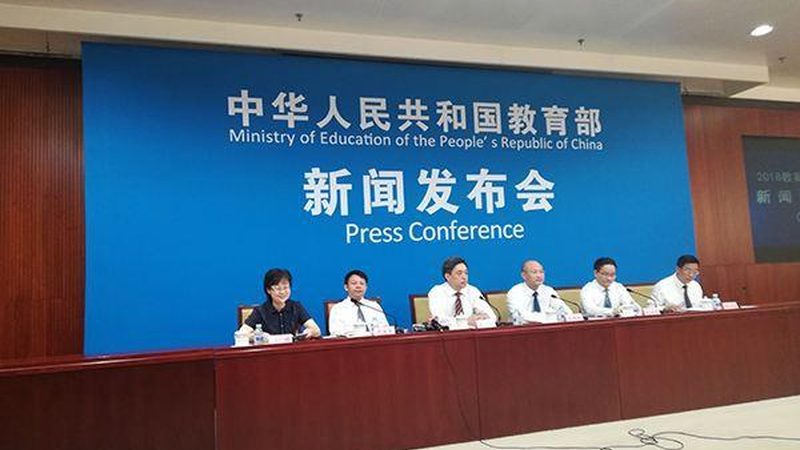 叉车操作后，应及时进行清洁和保养，以延长叉车的使用寿命。具体包括：